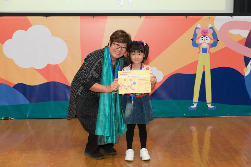 書伴我行（香港）基金會社區閱讀發展總監蔡淑玲女士頒發獎狀予幼兒組入圍者黃雋恩小朋友。